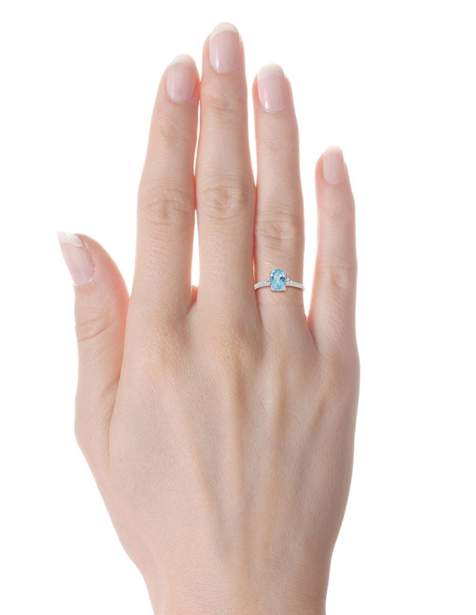Anillo ovalado de oro blanco topacio brillante