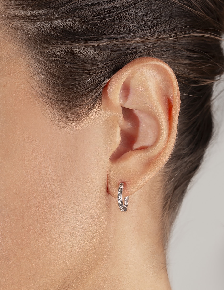 Aretes redondos Jayda de oro 14K con acabado pavé diamante