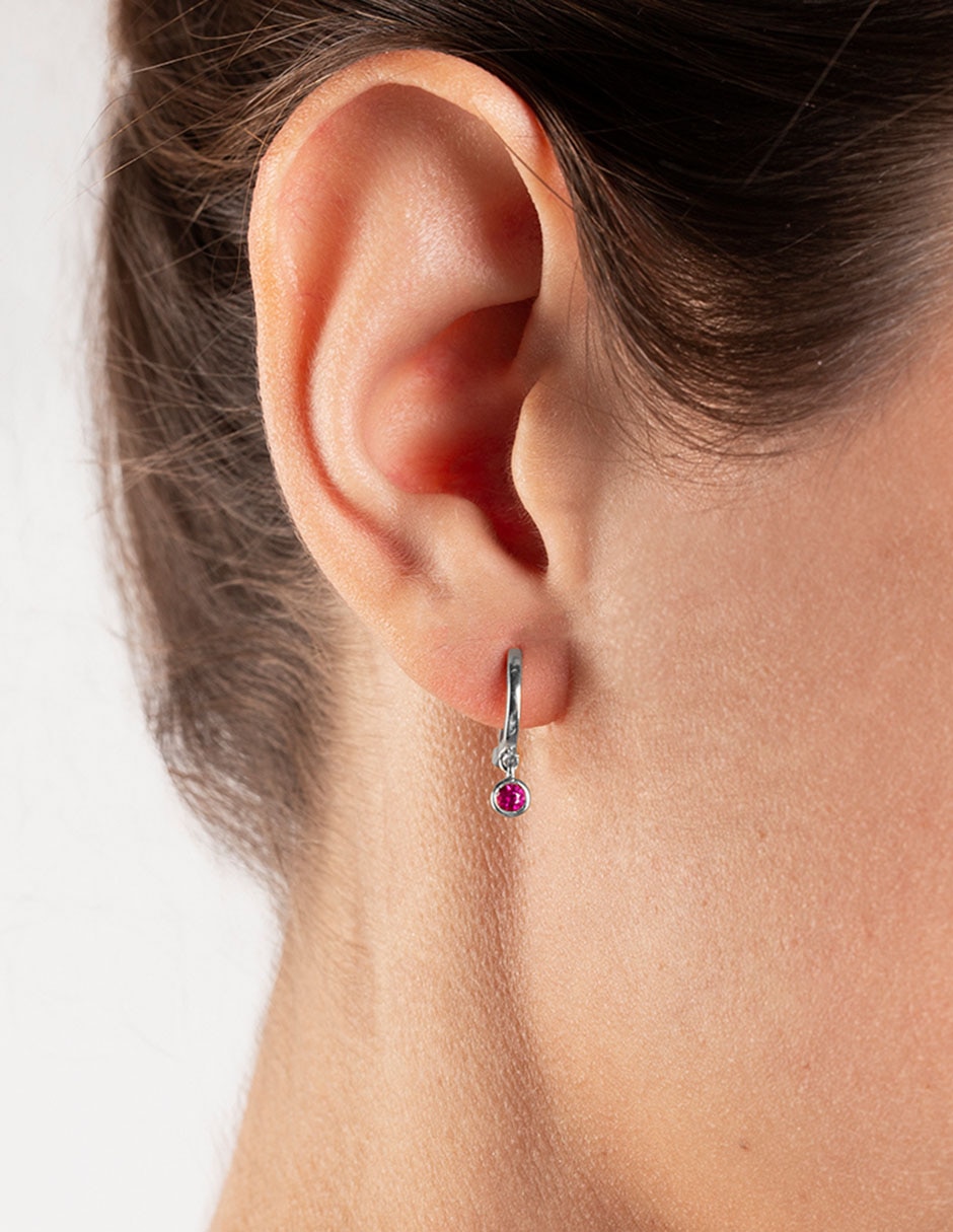 Aretes redondos de oro blanco 14 K con acabado brillante rubí