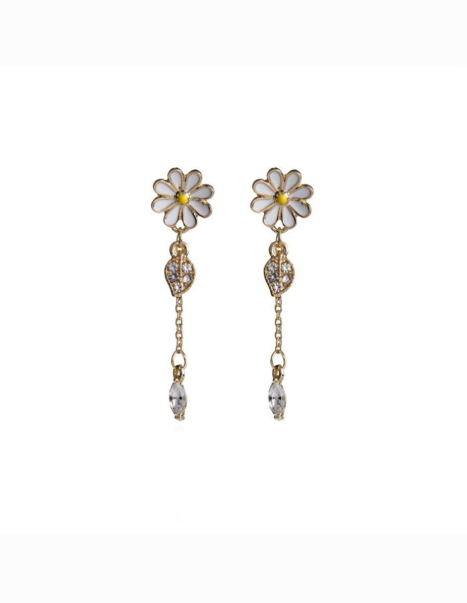 Aretes de flor con acabado baño de oro