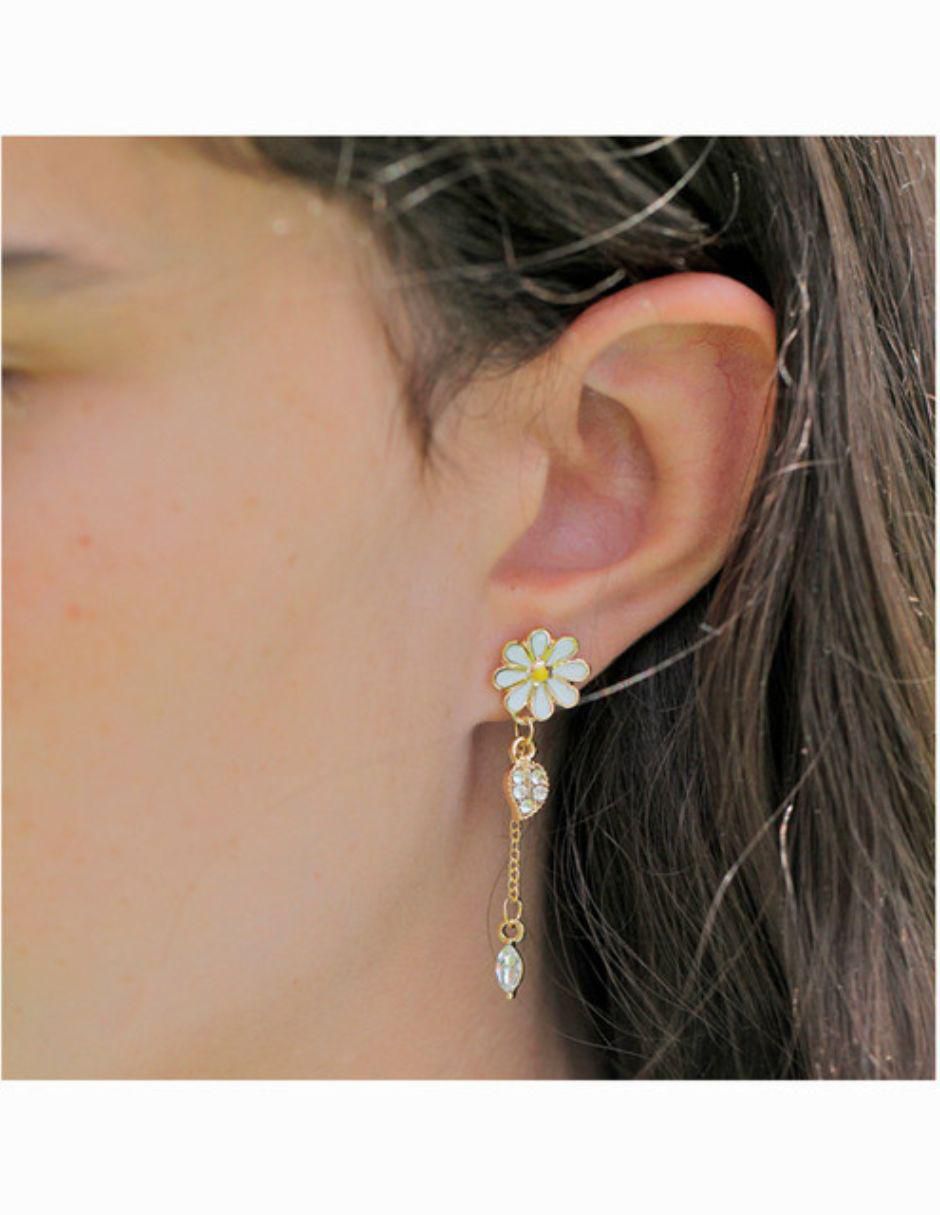 Aretes de flor con acabado baño de oro 2
