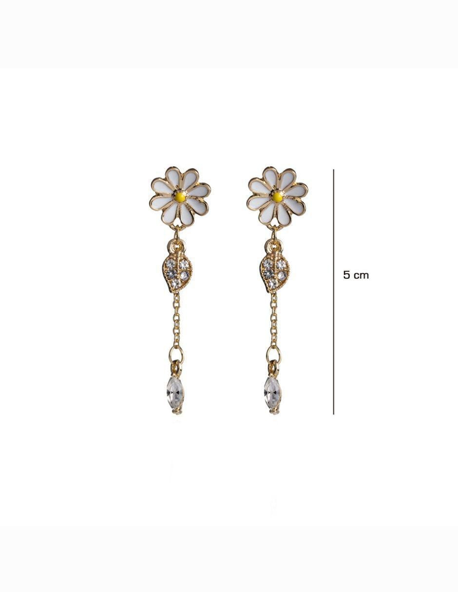 Aretes de flor con acabado baño de oro 3