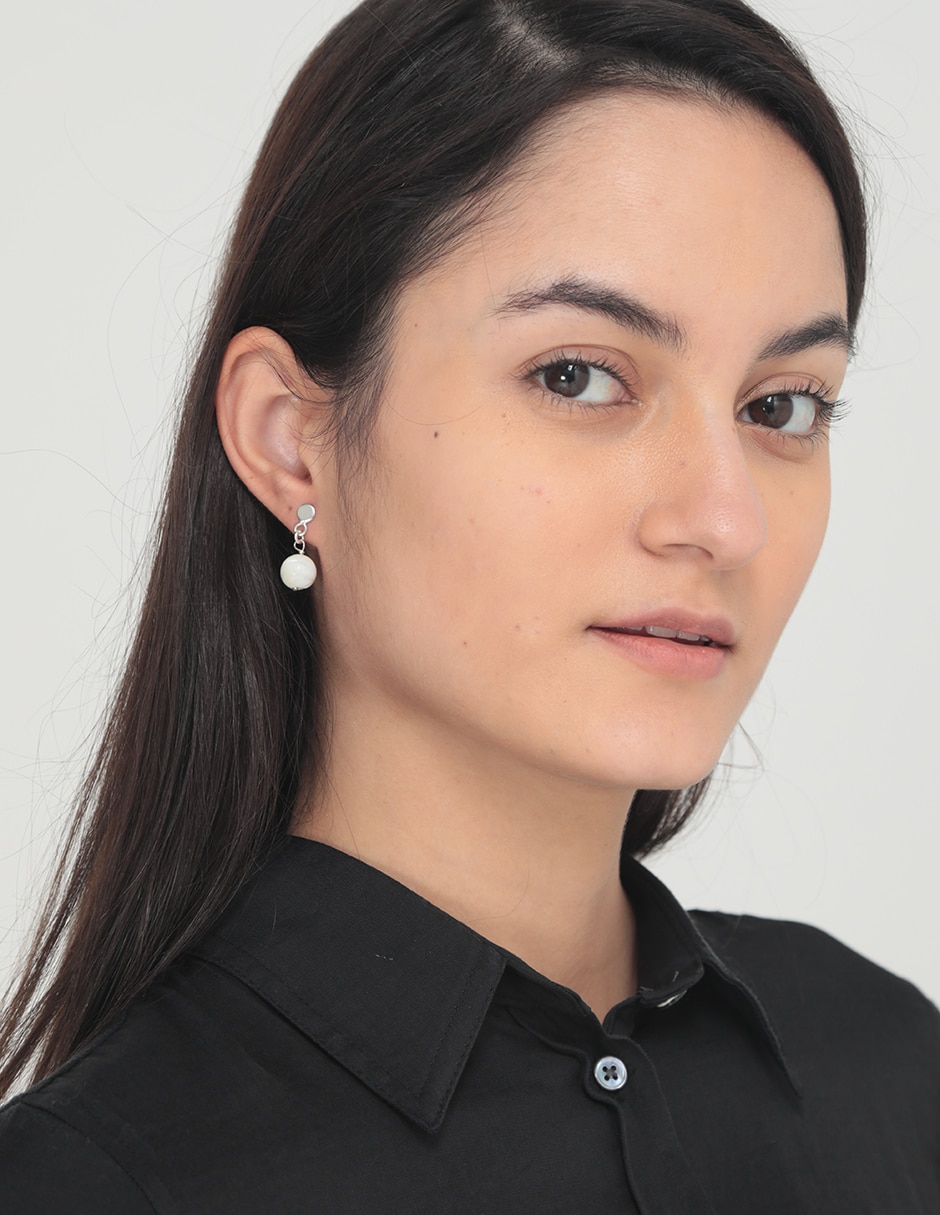Aretes redondos de plata P 925 con acabado lustre madre perla