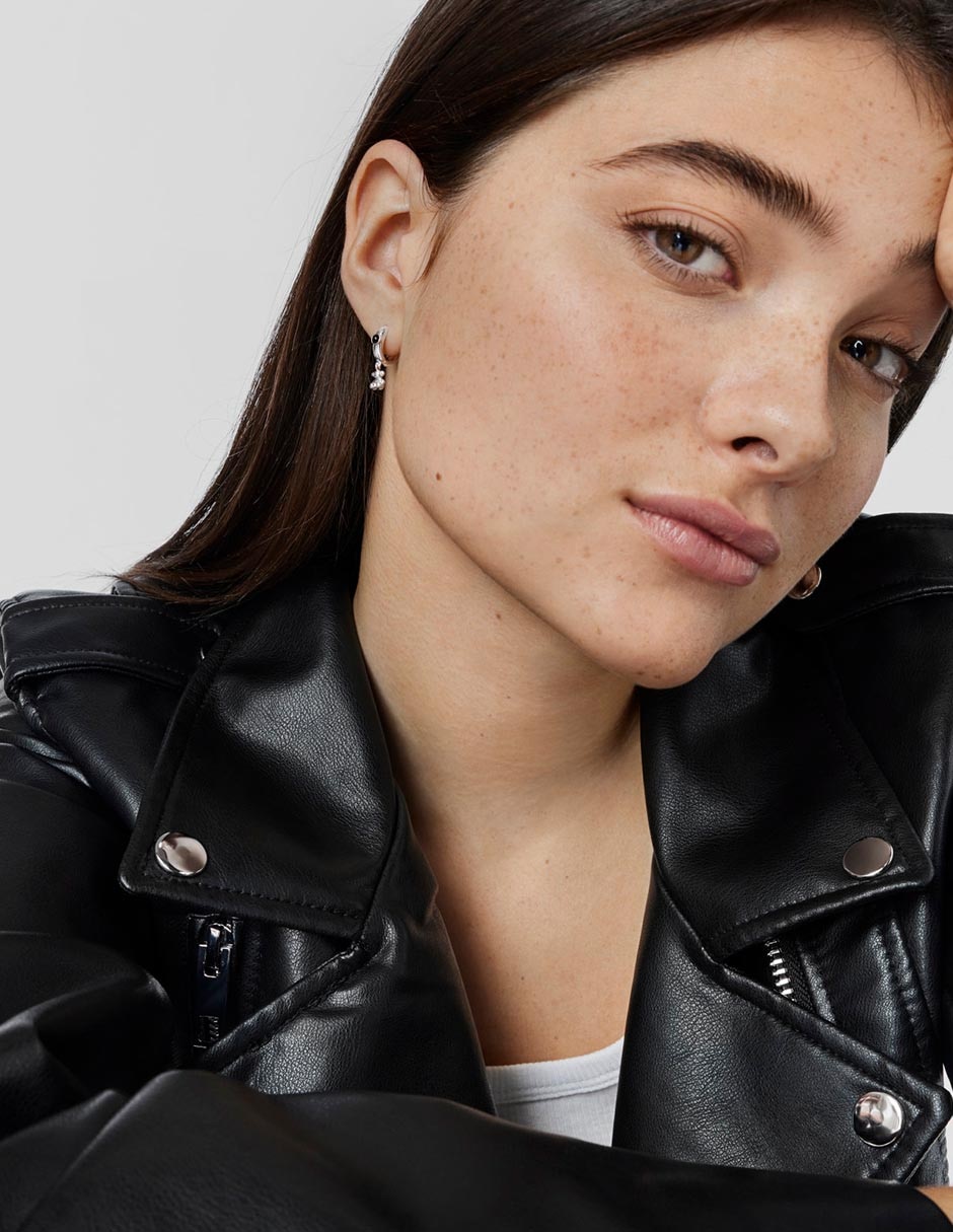 Aretes redondos Boss Bear de plata P 925 con acabado plateado ónix