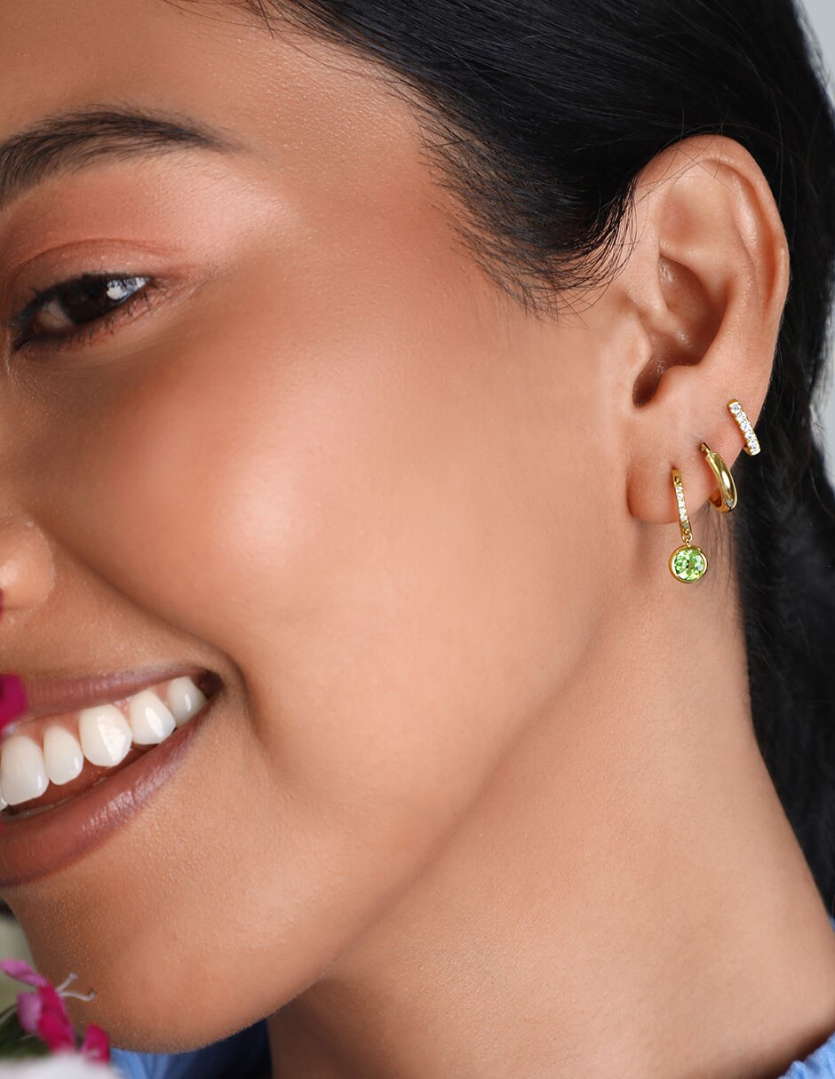 Aretes redondos de oro amarillo 18 K con acabado brillante 5