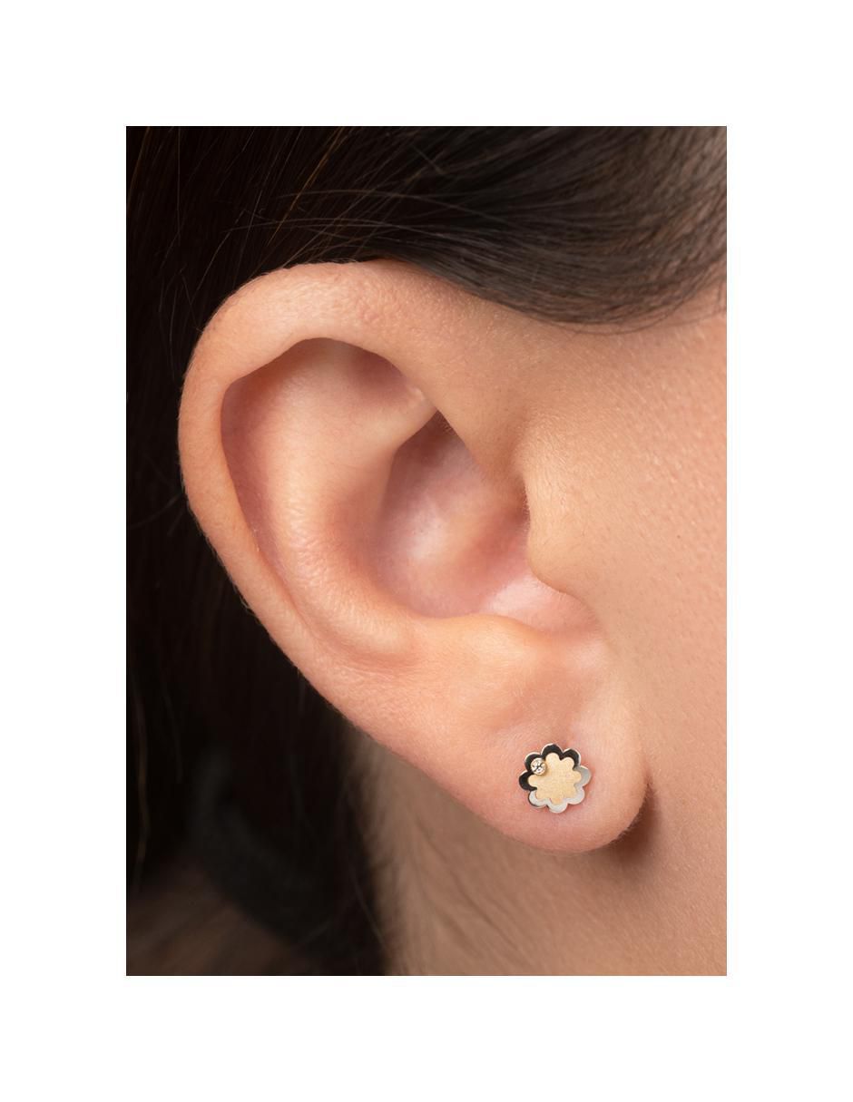 Broqueles de flor de oro amarillo 14 K con acabado espejo