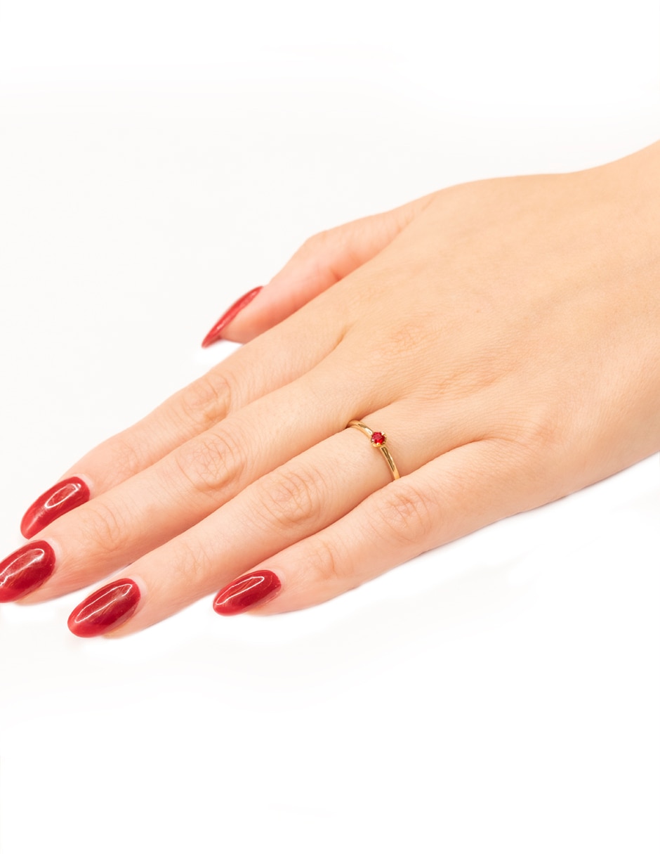 Anillo de oro amarillo rubí brillante Anillo de oro amarillo rubí brillante