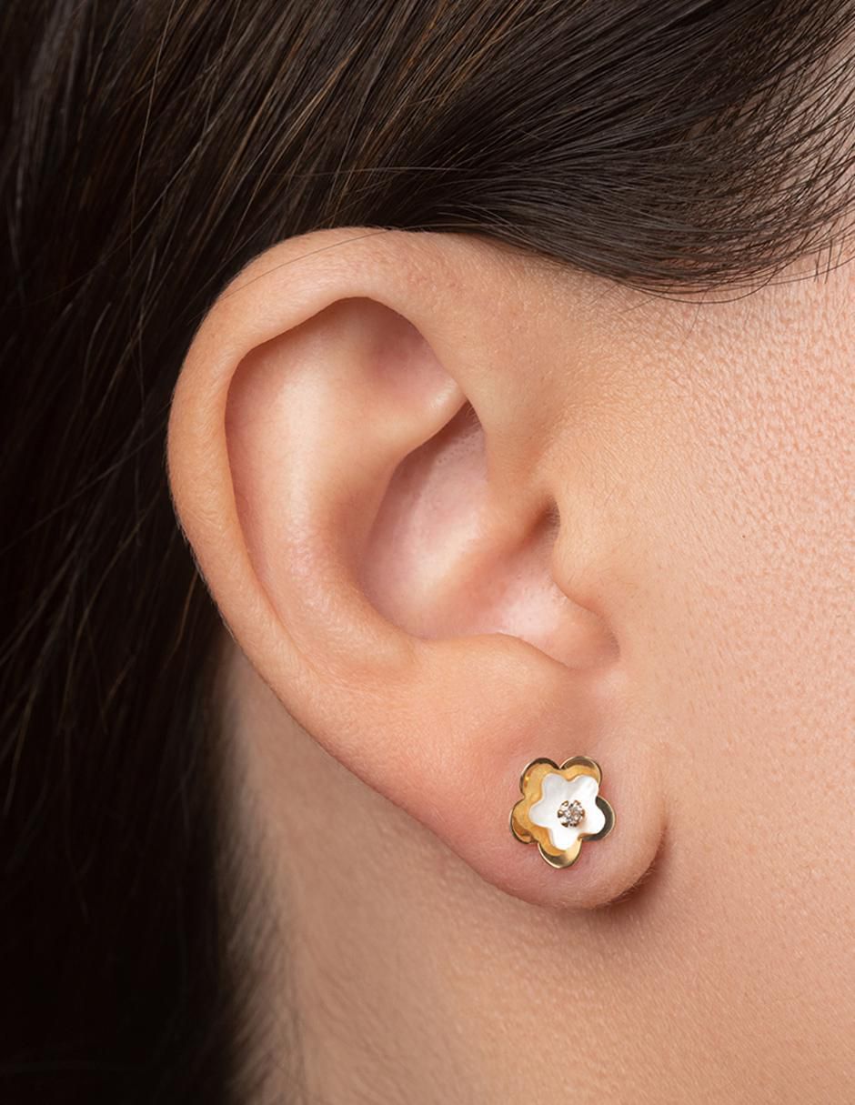 Broqueles de flor de oro amarillo 14 K con acabado espejo