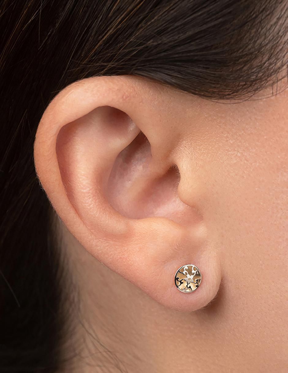 Broqueles de flor de oro amarillo 14 K con acabado espejo