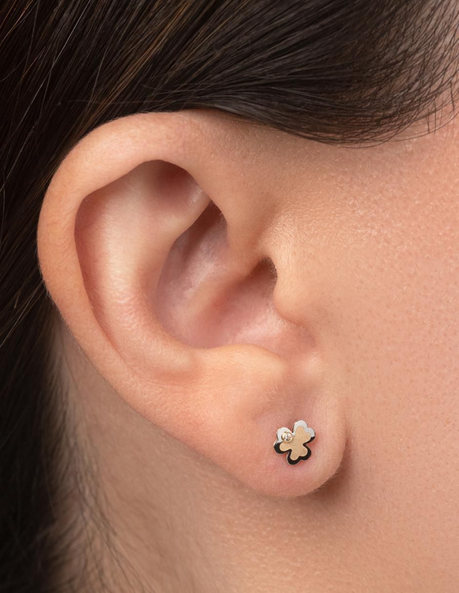 Broqueles de flor de oro amarillo 14 K con acabado espejo