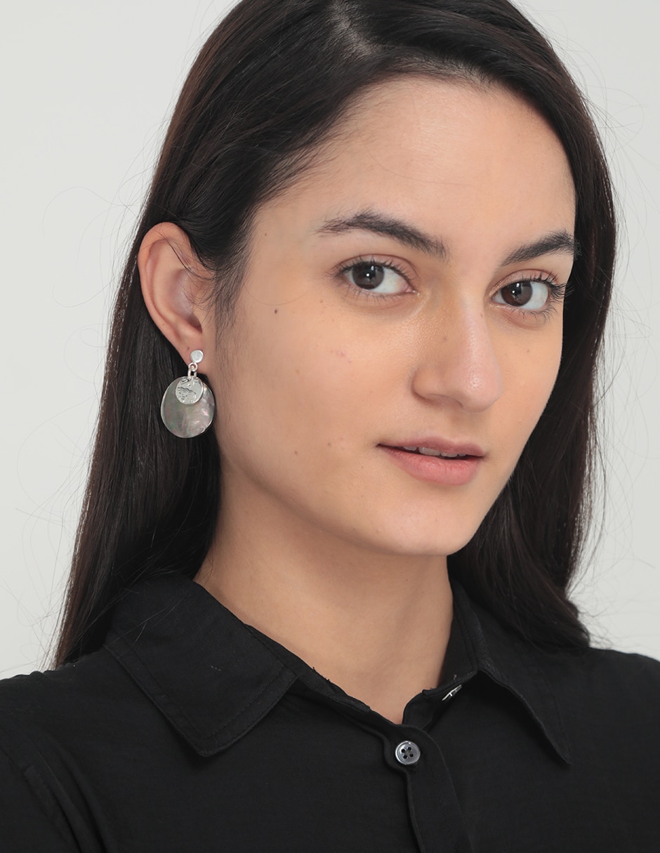 Aretes redondos de plata P 925 con acabado lustre madre perla