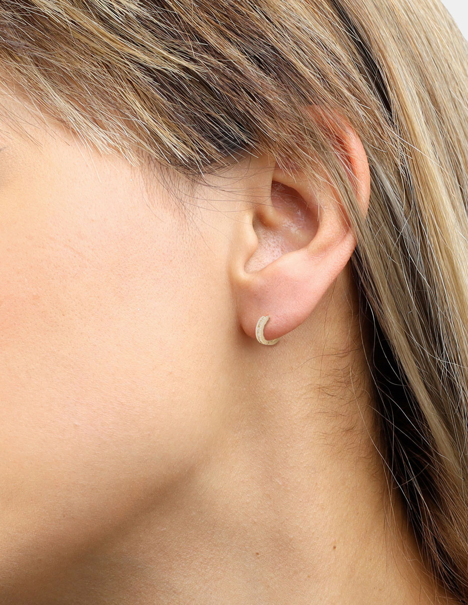 Aretes redondos de oro amarillo 14 K con acabado pavé 4
