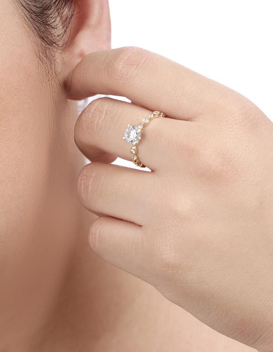 Anillo 10 k de oro amarillo zirconia liso