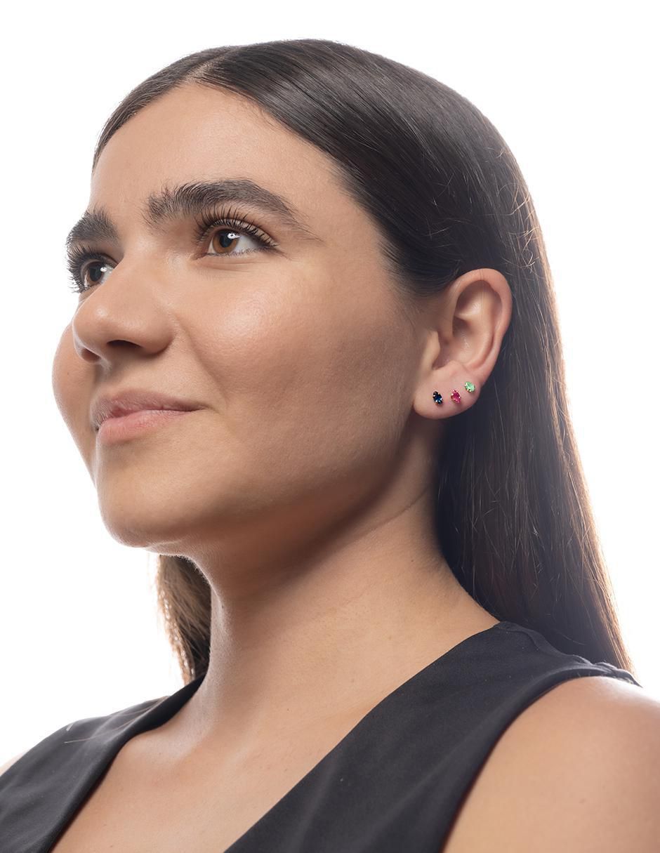 Set de aretes ovalados de oro con acabado brillante rubí y zafiro Set de aretes ovalados de oro con acabado brillante rubí y zafiro