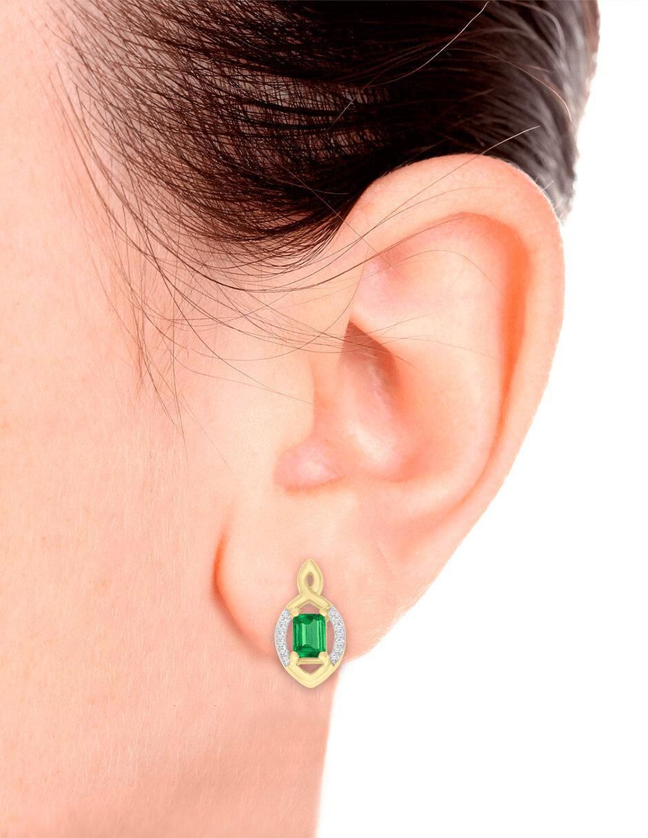 Aretes de oro amarillo con acabado brillante esmeralda y diamante 3