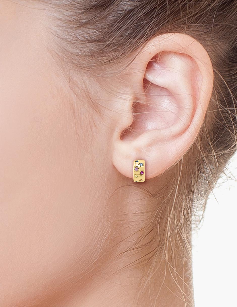 Aretes redondos de oro amarillo con acabado pavé zafiro