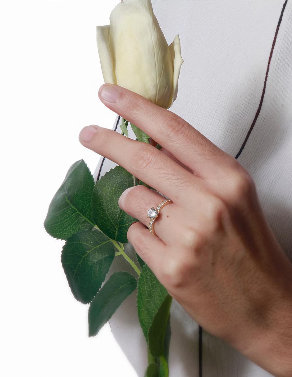Anillo redondo 10 k de oro amarillo zirconia pulido