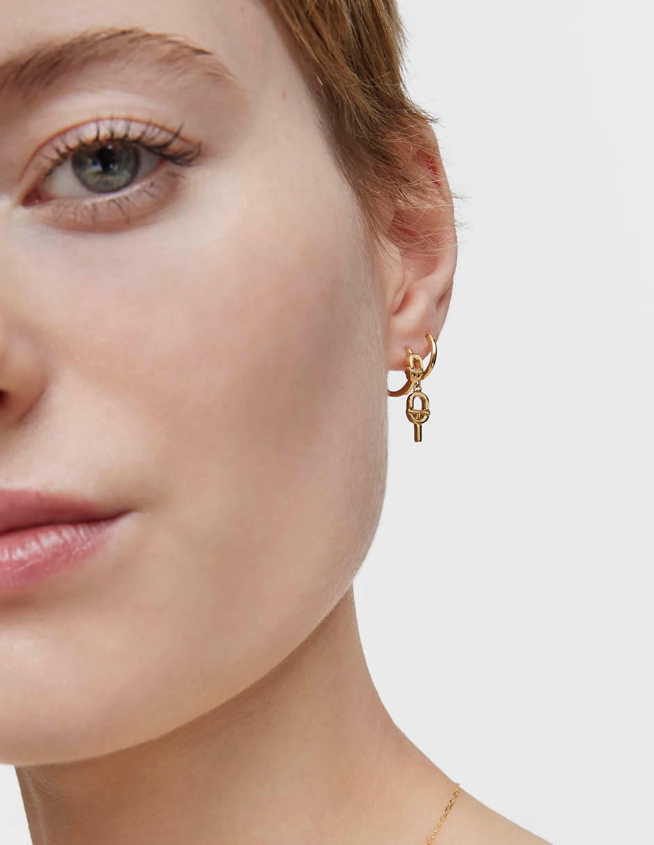 Aretes de aro de oro con acabado brillante