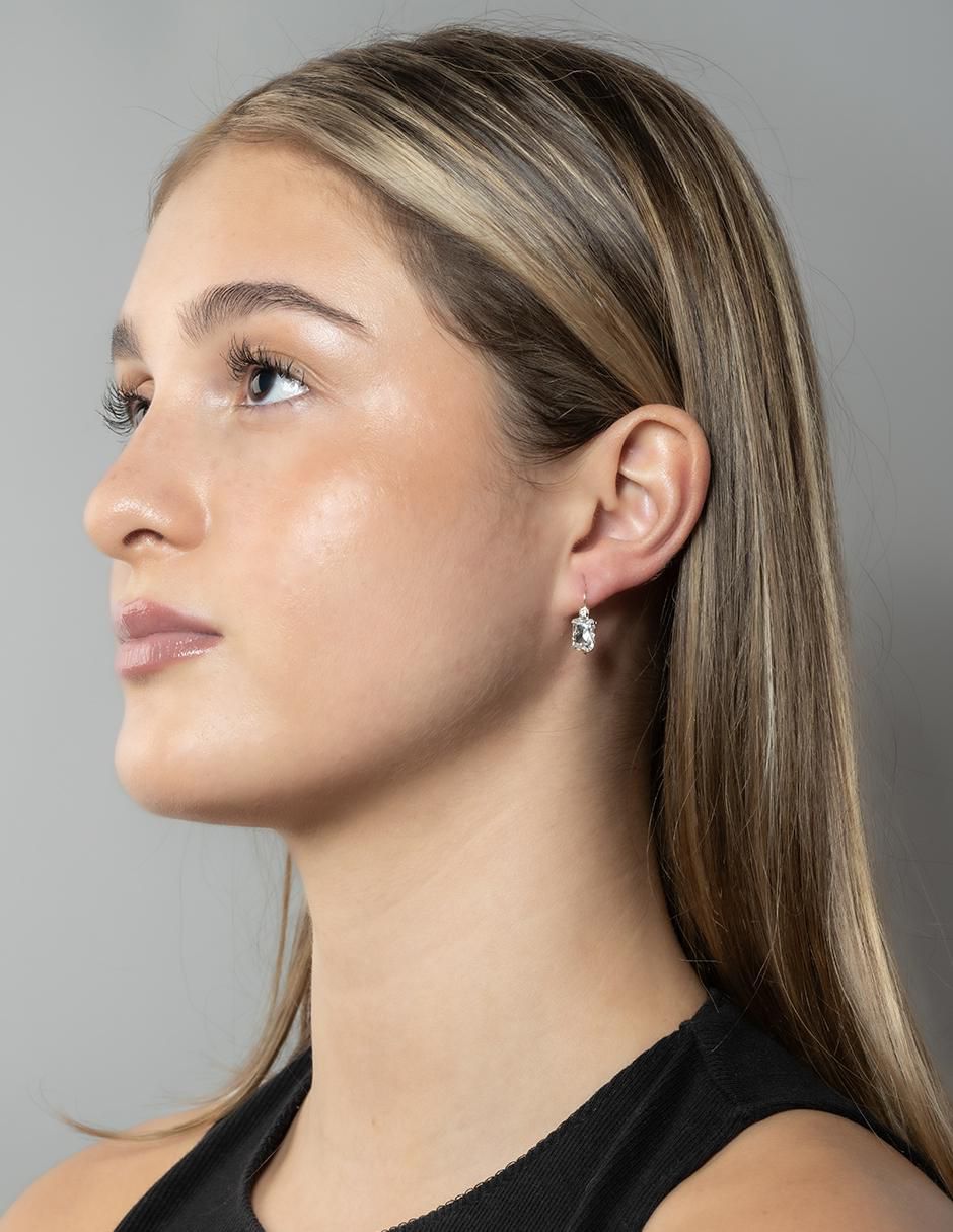 Aretes rectangulares de oro con acabado brillante 3