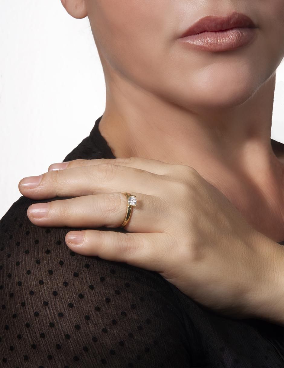 Anillo redondo 10 k de oro zirconia pulido 2