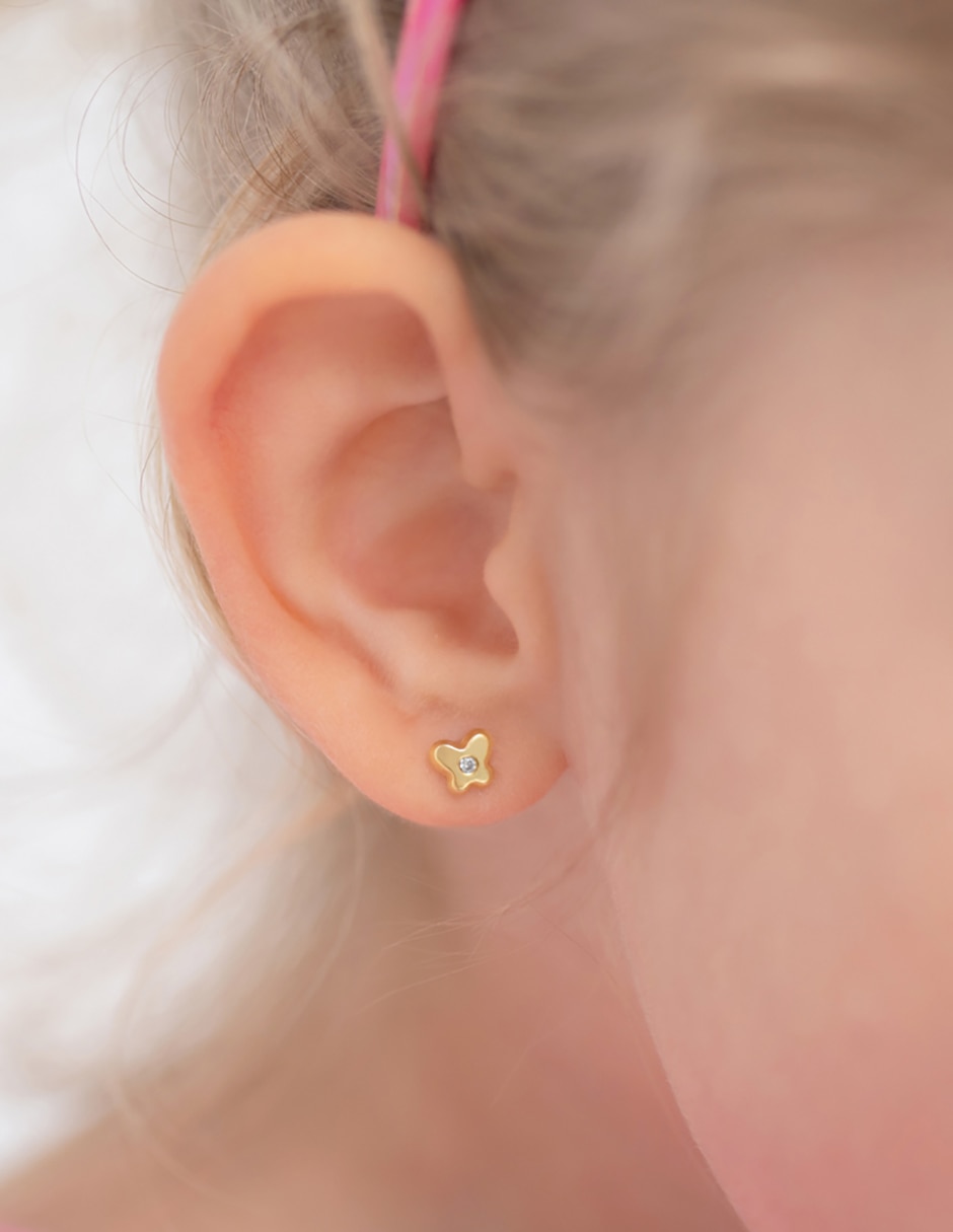 Broqueles de mariposa In Season Jewelry de oro amarillo con acabado brillante zirconia cúbica