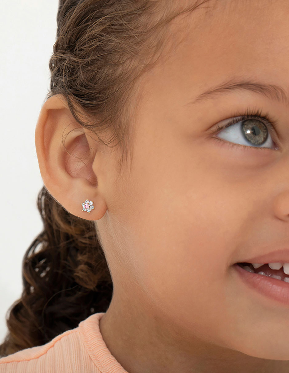 Broqueles de flor In Season Jewelry de oro amarillo con acabado brillante zirconia cúbica