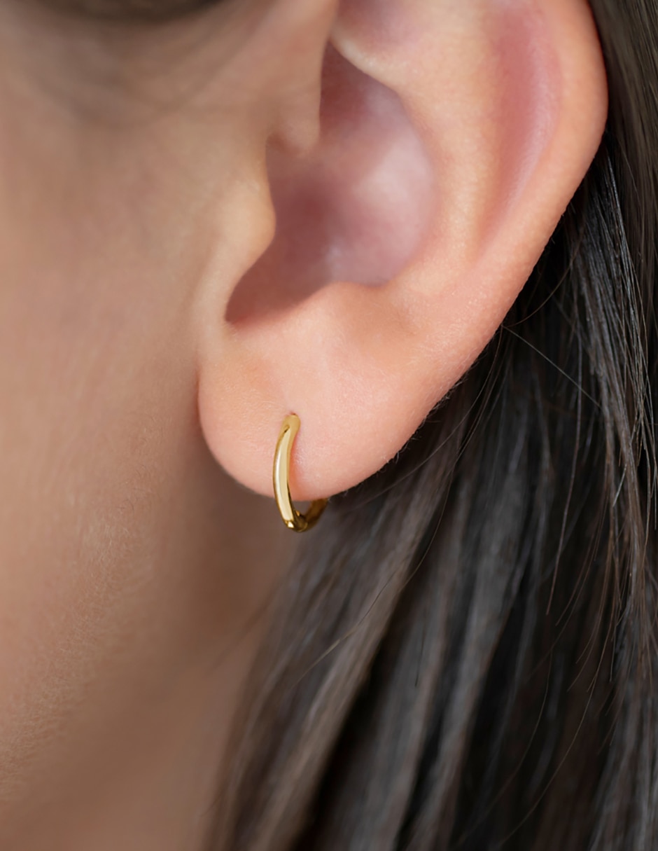 Aretes de aro redondos de oro amarillo con acabado brillante 3