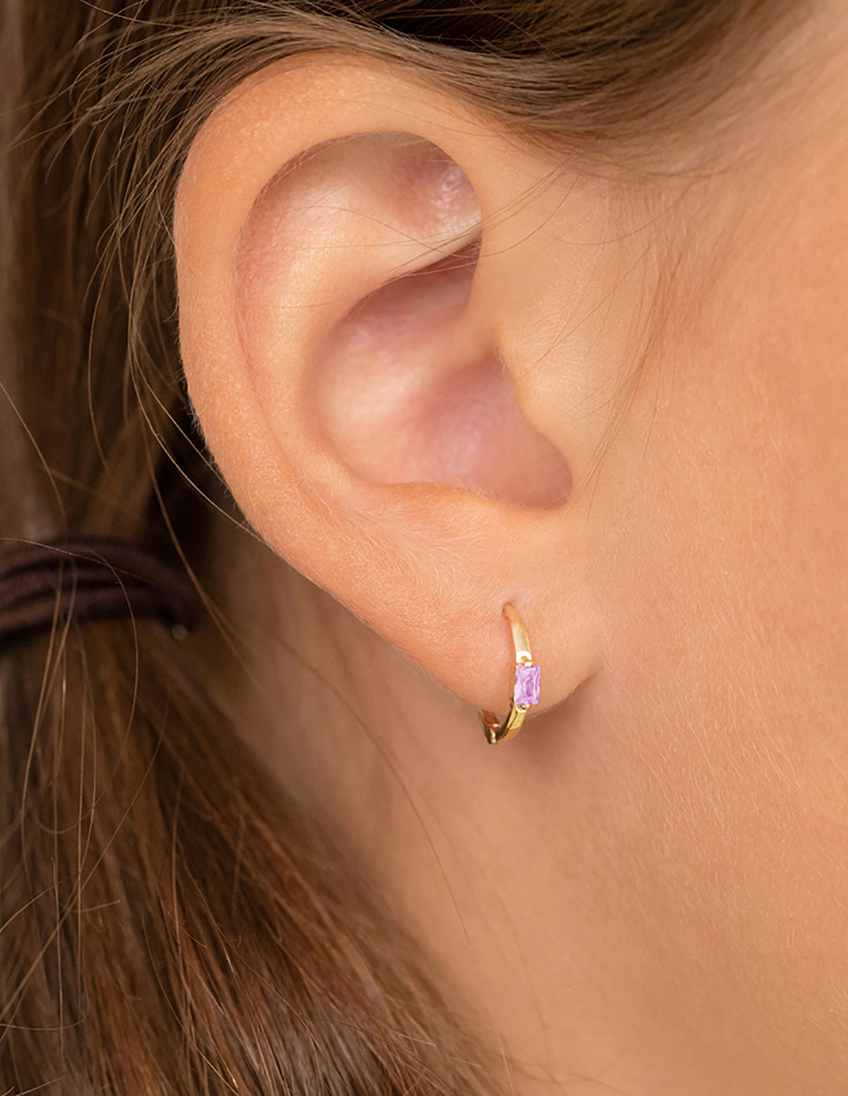 Aretes de aro redondos In Season Jewelry de oro amarillo con acabado brillante zirconia cúbica