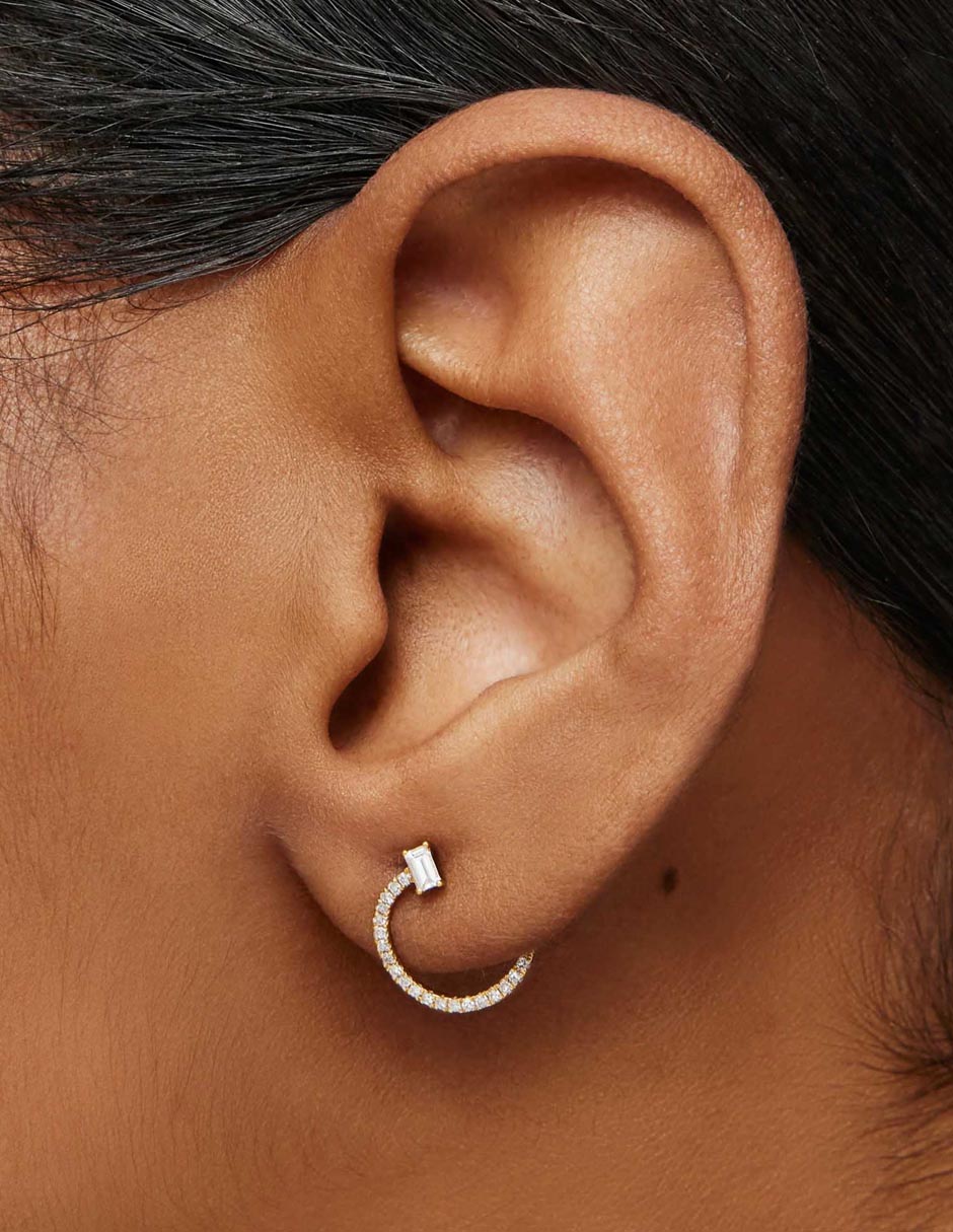 Aretes de aro de oro amarillo con acabado pavé diamante