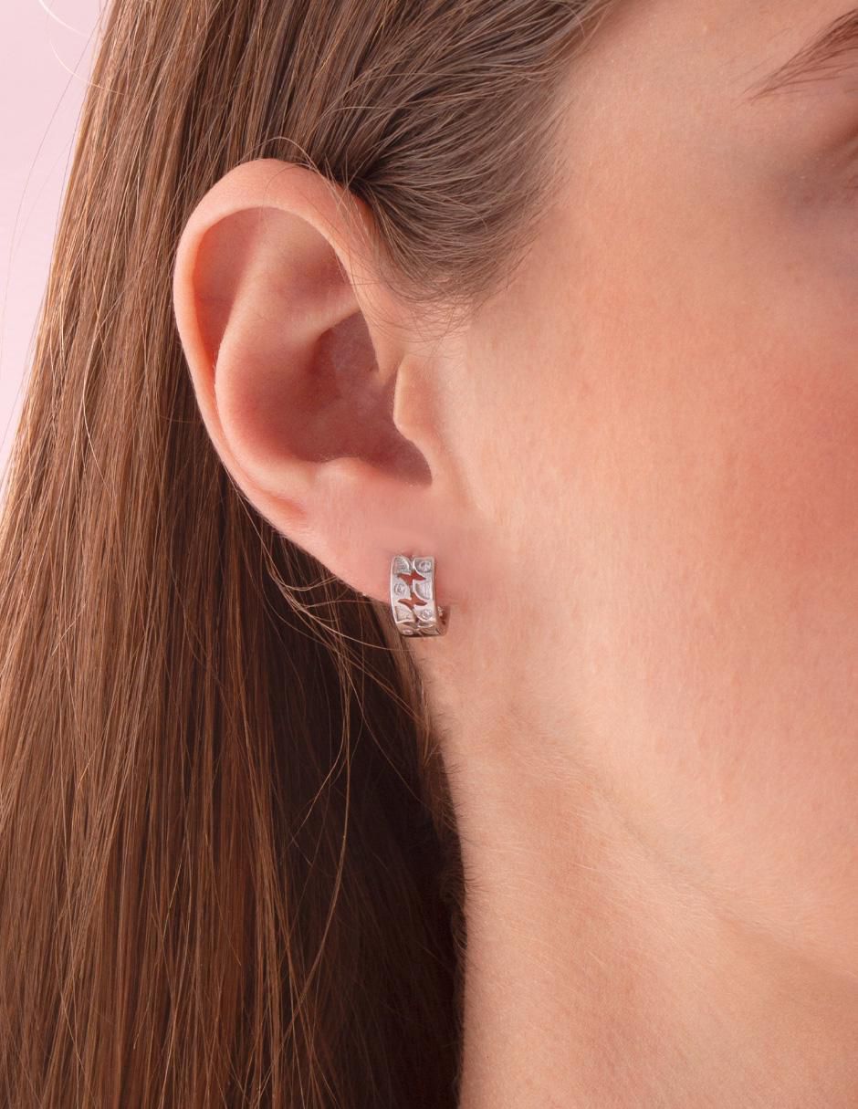 Aretes redondos con acabado plateado 2