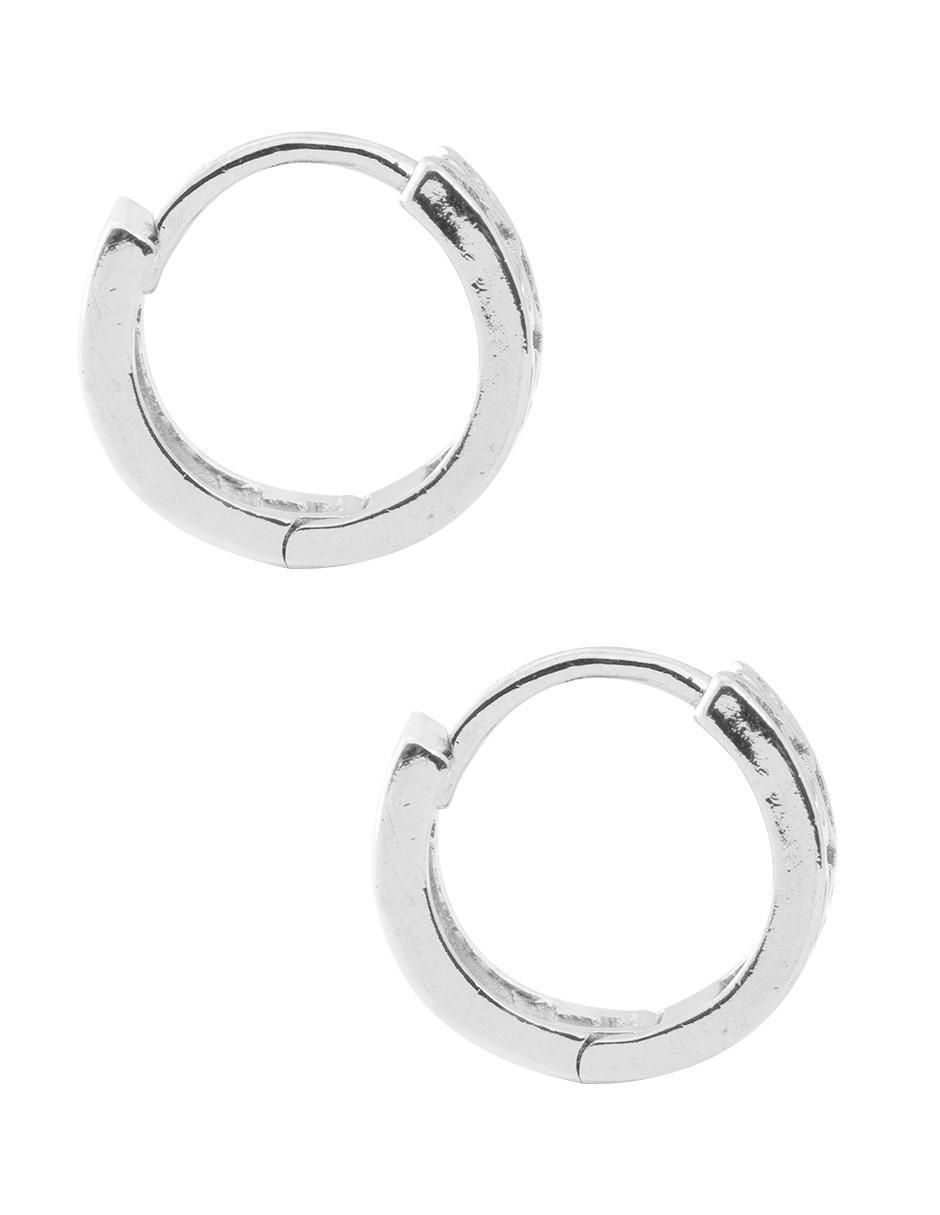 Aretes redondos con acabado plateado 3