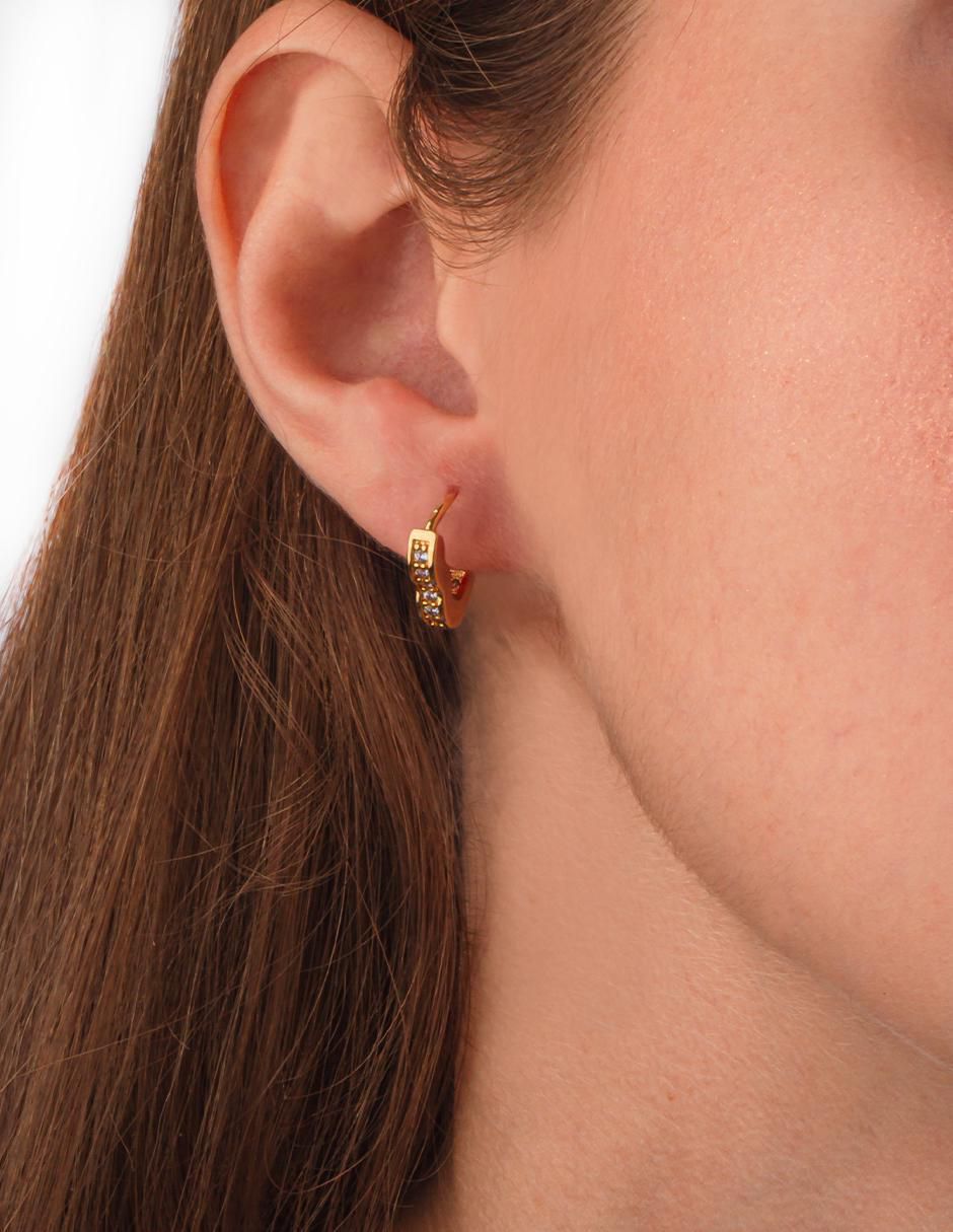 Aretes de corazón con acabado chapa de oro 2