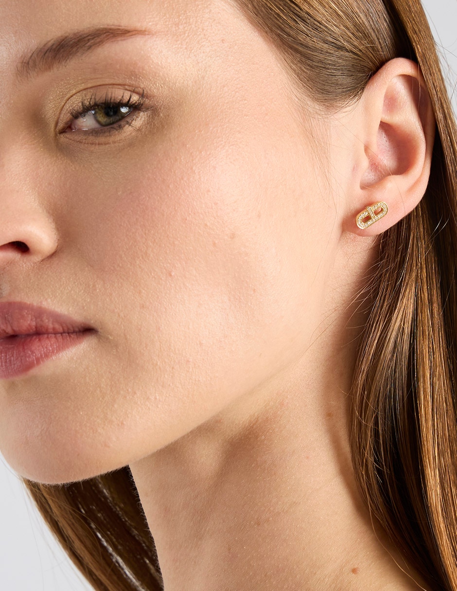 Aretes cortos ovalados de oro amarillo 14 K con acabado pavé diamante