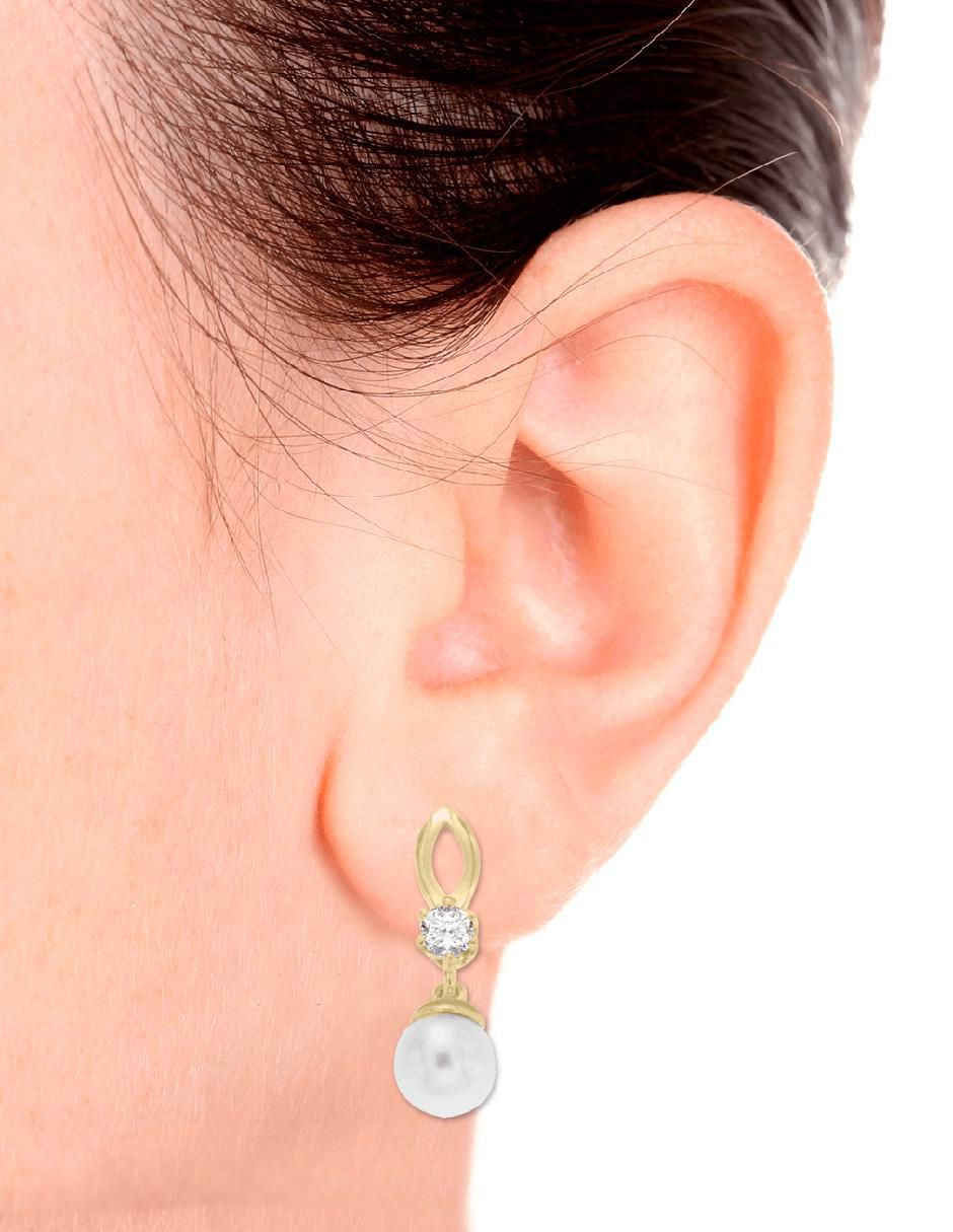 Aretes de oro con acabado brillante perla y diamante 2
