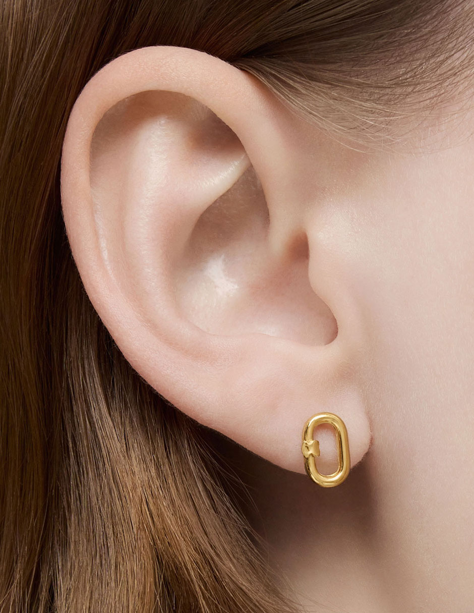 Aretes ovalados de oro con acabado brillante 7