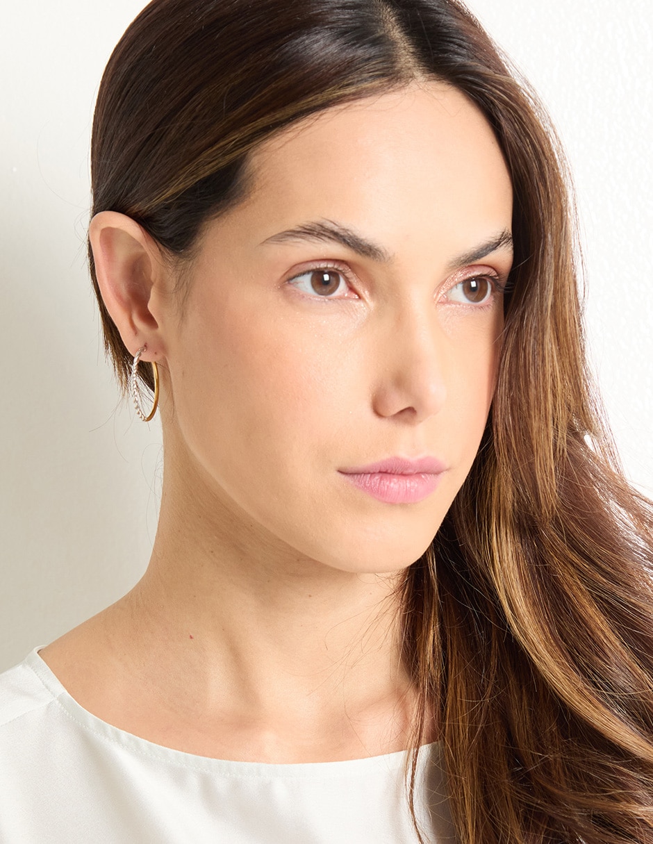 Aretes de aro de oro con acabado pulido