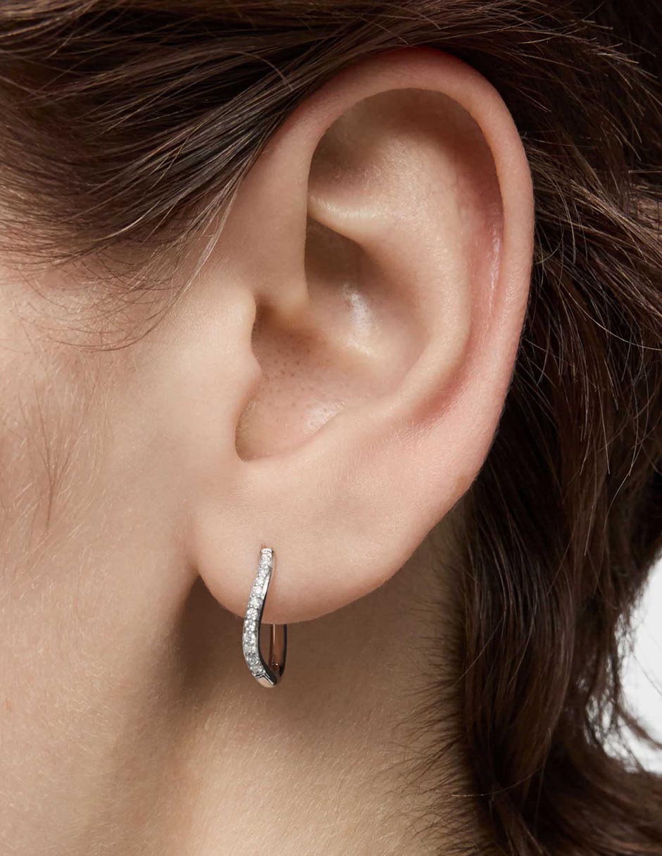 Aretes de aro de oro blanco 18 K con acabado pavé diamante