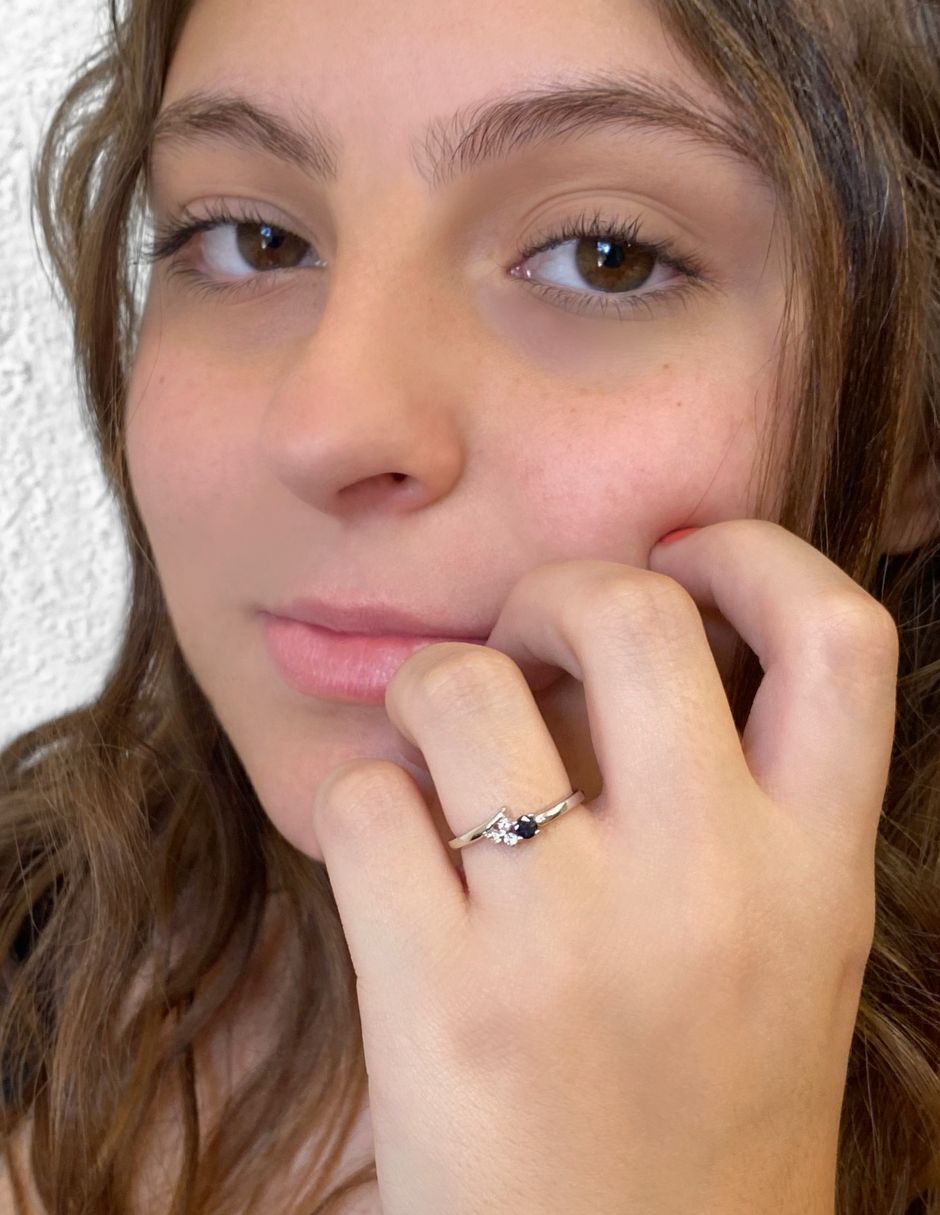 Anillo 14 k de oro blanco zafiro y diamante pulido Anillo 14 k de oro blanco zafiro y diamante pulido