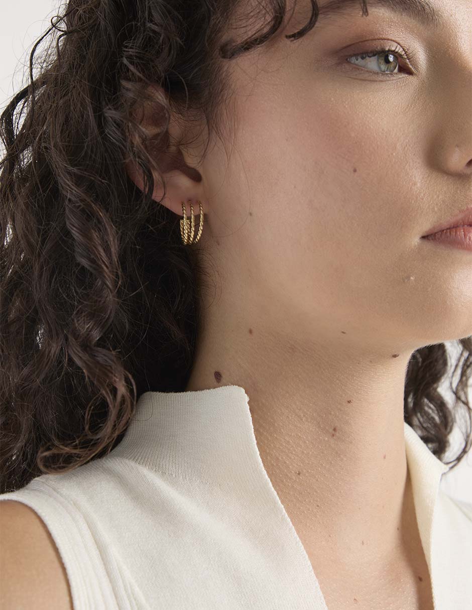 Aretes de aro de oro 14 K con acabado texturizado 4
