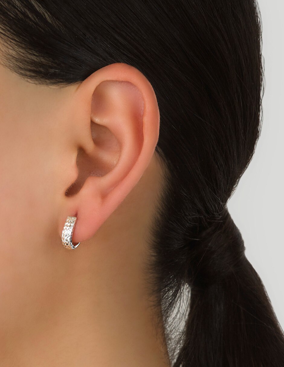Aretes redondos de oro blanco 14 K con acabado texturizado 3