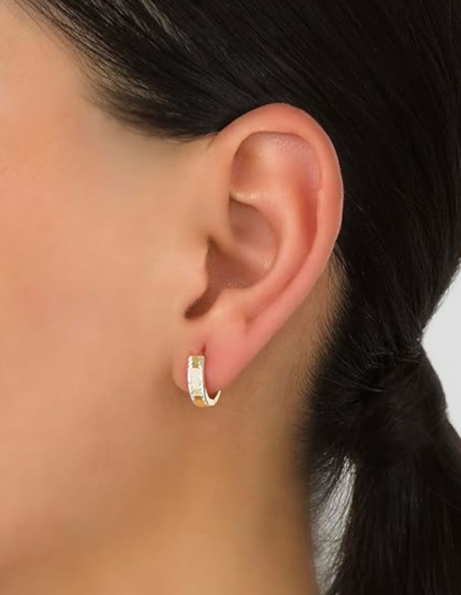 Aretes redondos de oro 14 K con acabado liso 2