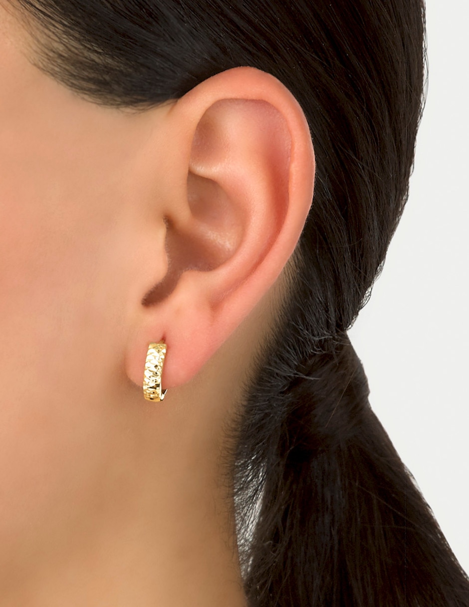 Aretes redondos de oro 14 K con acabado texturizado 3