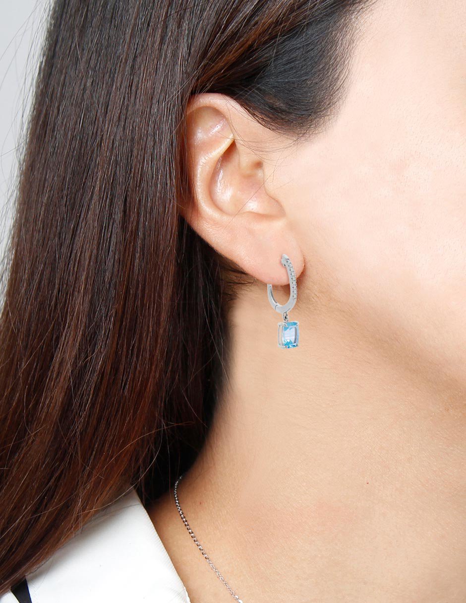 Aretes cuadrados de oro 14 K con acabado espejo topacio y diamante 3