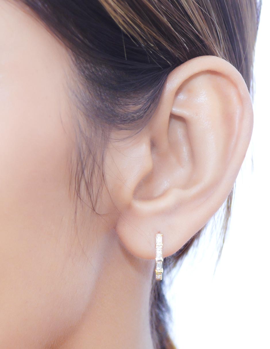 Aretes circulares de oro 14 K con acabado brillante diamante 3