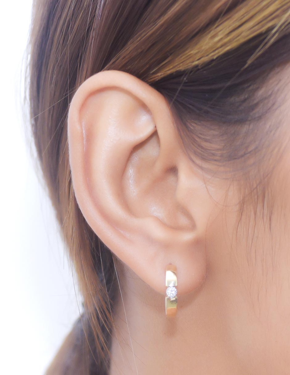 Aretes circulares de oro 14 K con acabado brillante diamante 3