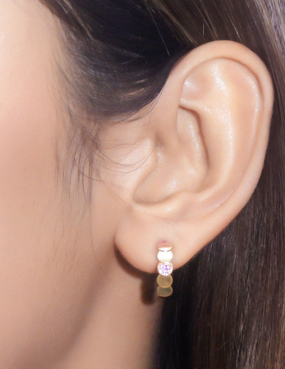 Aretes redondos de oro 14 K con acabado brillante zafiro rosa