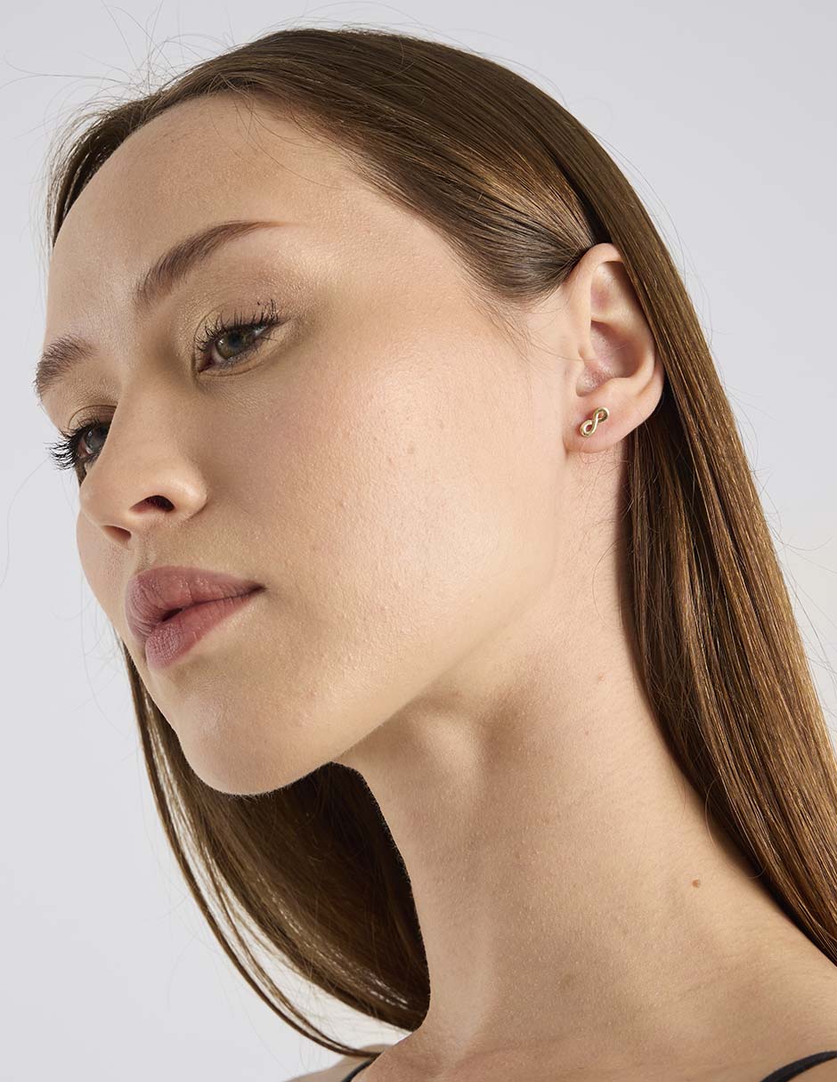 Aretes cortos de infinito de oro 14 k con acabado brillante