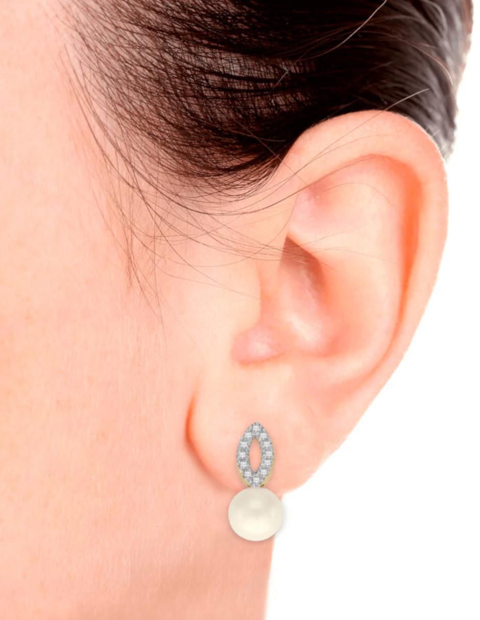 Aretes ovalados de oro 14 K con acabado brillante perla y diamante 2