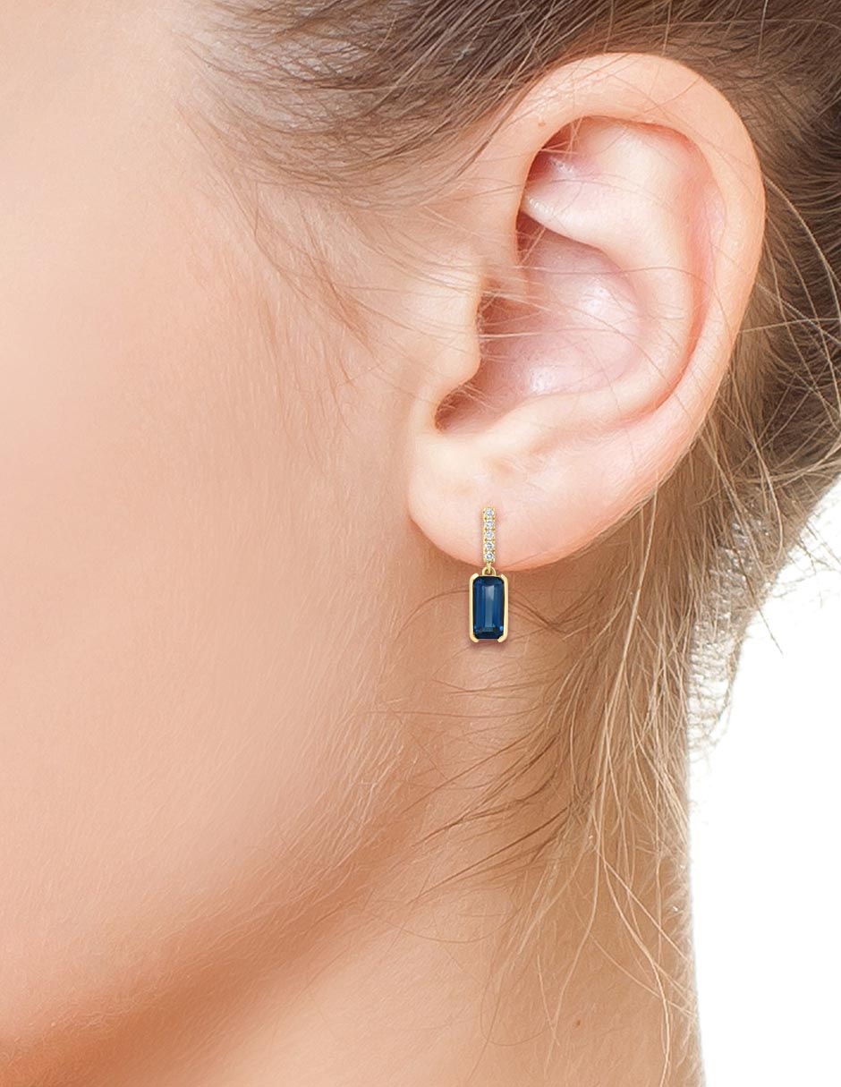 Aretes de rectángulo de oro 14 K con acabado pavé diamante Aretes de rectángulo de oro 14 K con acabado pavé diamante