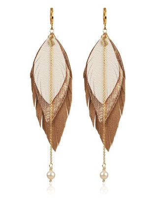 Aretes de pluma con acabado liso